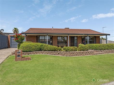 10 Dior Court Cranbourne West VIC 3977 